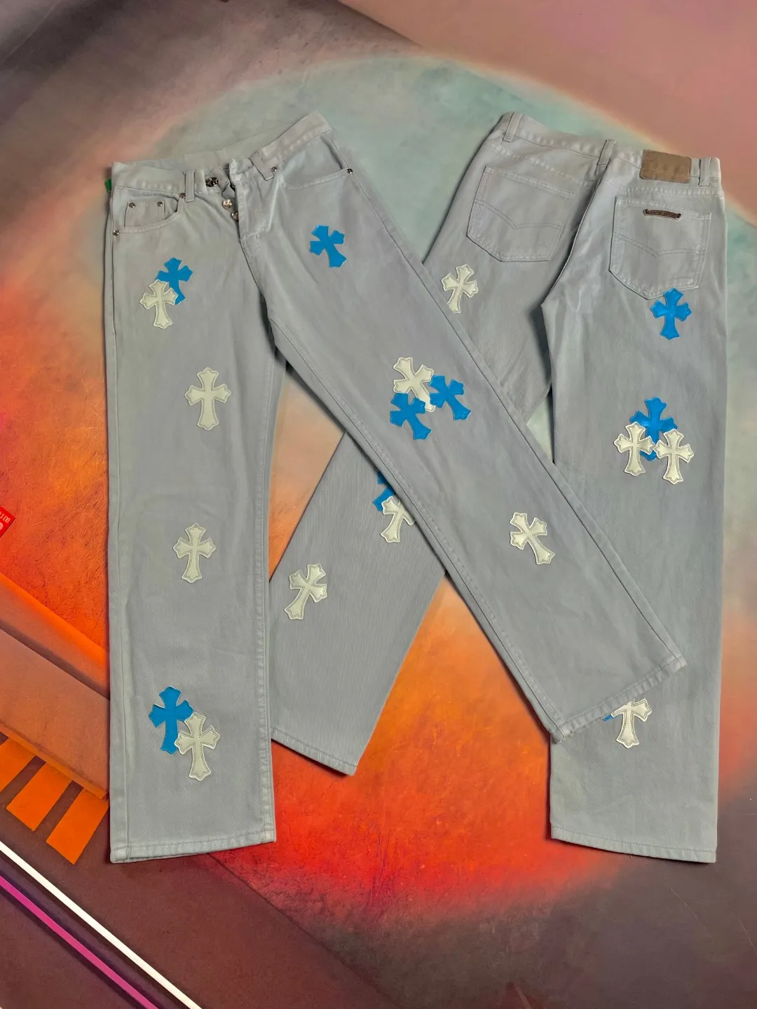 🅿️320 🔘Style No.-KL127 🔘Cro Heart 𝐂𝐡𝐫𝐨𝐦𝐞 𝐇𝐞𝐚𝐫𝐭 25SS Miami-limited Drake co-branded cross patch leather jeans* Cro Heart 25SS divine pants: dopamine ice blue, blowing up the fashion circle Fashion pioneers, gather your attention! Chrome Hearts 25SS new dopamine ice blue cross patch leather washed jeans make a shocking debut. This is no ordinary pair of pants, but a fearless exploration of the limits of fashion. Croxin has always dominated the fashion industry with unique designs, and this time it breaks through itself. The fresh icy blue tone is like the clear melting glacier water in summer, or the dreamy blue reflected in the clear sky. It is filled with endless youthful vitality, instantly breaking the dullness and making you a dazzling presence in the crowd. The trousers adopt a mid-high waist design, which fits the natural curve of the human body and cleverly raises the waistline position, visually elongating the leg lines easily and making the legs longer in seconds. At the same time, it perfectly creates a lazy and casual style atmosphere, without deliberate restraint, but full of fashionable energy. Whether you are strolling on the street or attending a fashion party, you can feel confident and show your casual and comfortable fashion attitude. It has easily become a fashion darling that trendy men and women can't put down, and it deserves to be a must-have item in the wardrobe. Not only that, the cross leather on the pants is full of details and carefully made of high-quality materials. Each one seems to tell the brand story of Croxin, adding a mysterious and profound fashion charm to the pants. After a unique washing process, the fabric presents a unique texture. The upper body is soft and comfortable, has good breathability, and the wearing experience is impeccable.  Size: S M L XL (28.30.32.34) Color: Ice Blue